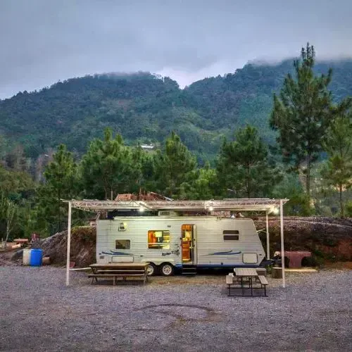 Camper de Hacienda del Carmen frente a un bosque de montaña en Alta Verapaz