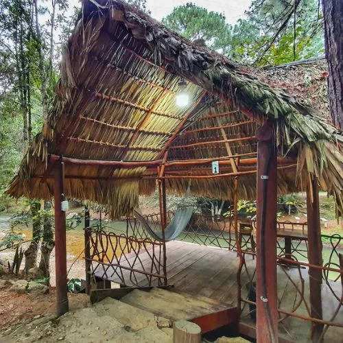 Ranchito con hamaca y mesa frente al río en Hacienda Río Escondido