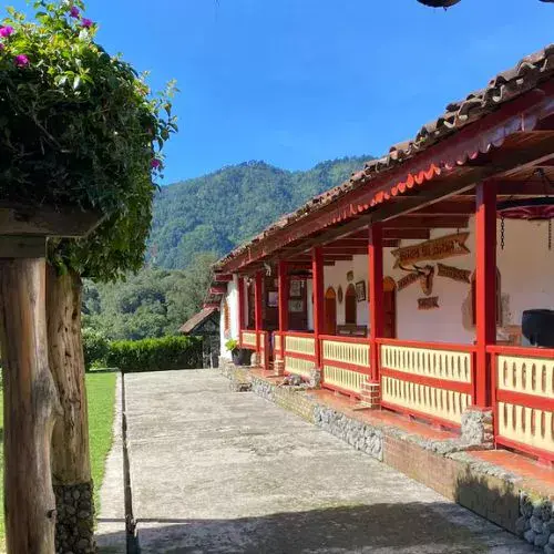 Corredor de Hacienda San Antonio con montañas al fondo