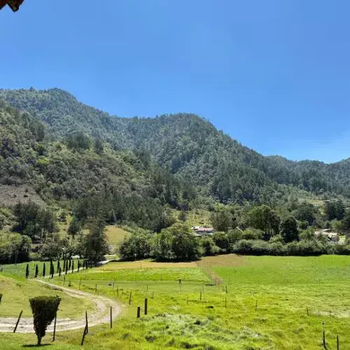 Paisaje de praderas y montañas alrededor de Hacienda San Antonio