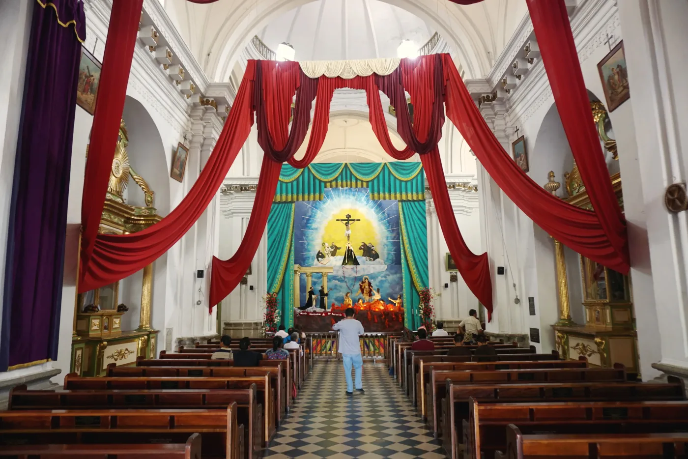 Decoración de Semana Santa en la Escuela de Cristo de Antigua Guatemala