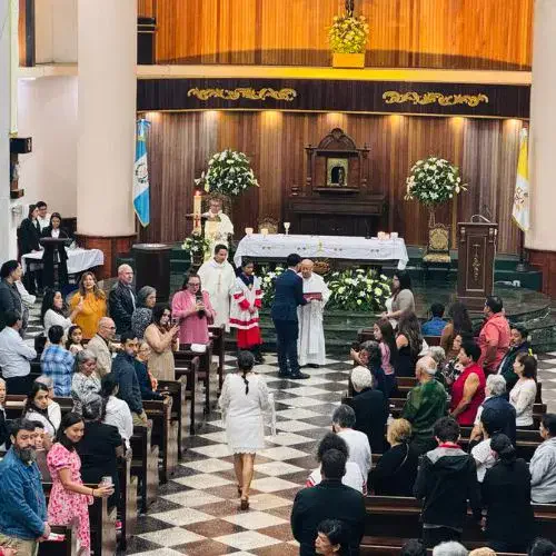 Interior de la Iglesia Esquipulitas durante una celebración religiosa