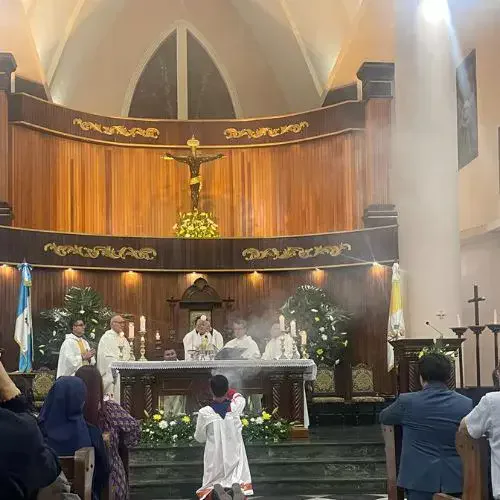 Altar mayor de la Iglesia Esquipulitas con la imagen de Cristo crucificado