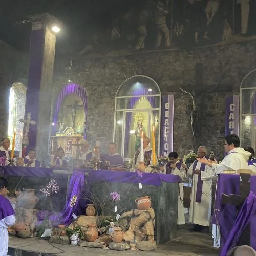 Interior de la Iglesia San Juan Bautista durante una celebración religiosa