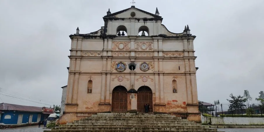Fachada de la Iglesia San Juan Bautista en San Juan Chamelco