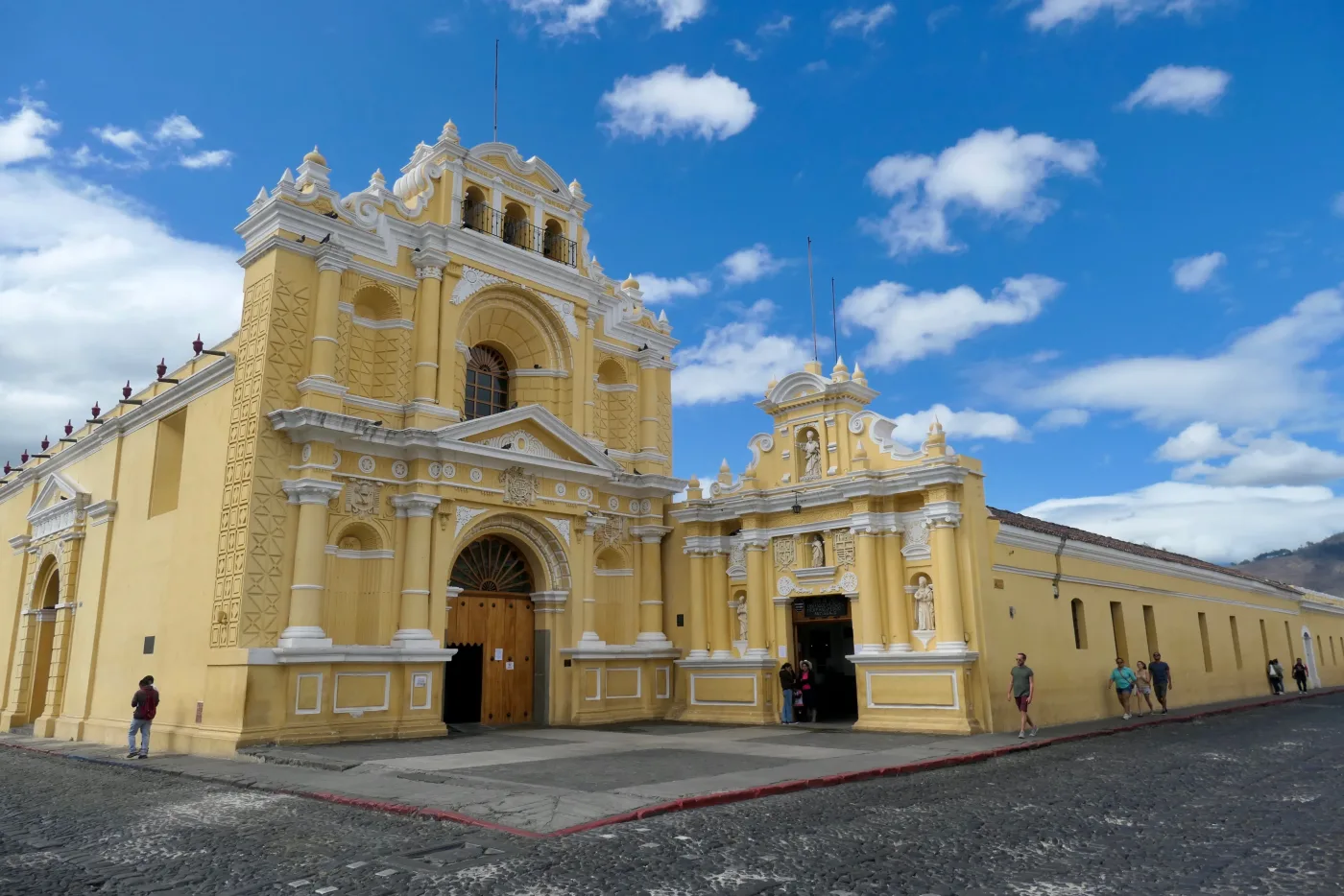 Fachada de la Iglesia de San Pedro Apóstol en Antigua Guatemala