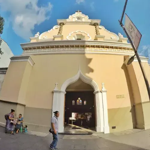 Fachada de la Iglesia de Santa Clara en Guatemala