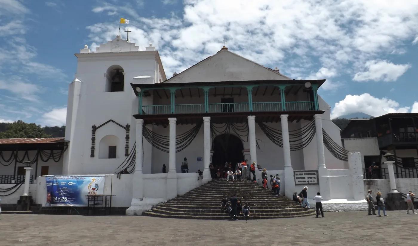 Iglesia de Santiago Apóstol frente al parque central de Santiago Atitlán