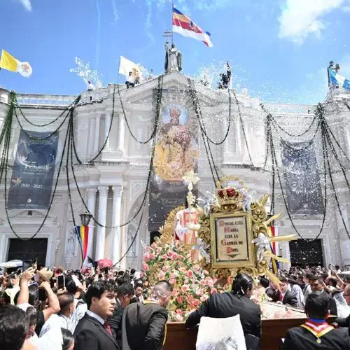 Procesión saliendo de la Basílica de Nuestra Señora del Rosario