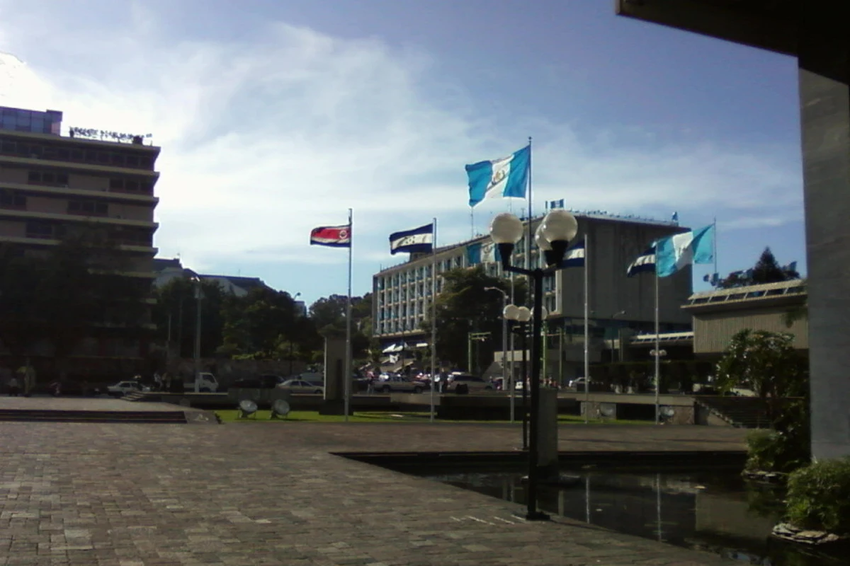 Edificios del IGSS y del Crédito Hipotecario Nacional en el Centro Cívico de la Ciudad de Guatemala, con banderas al frente