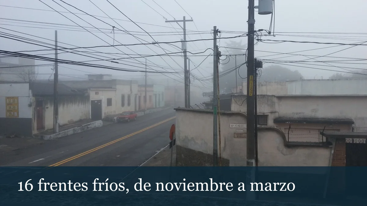 Calle de Ciudad de Guatemala cubierta de neblina, con postes de luz y casas de un nivel