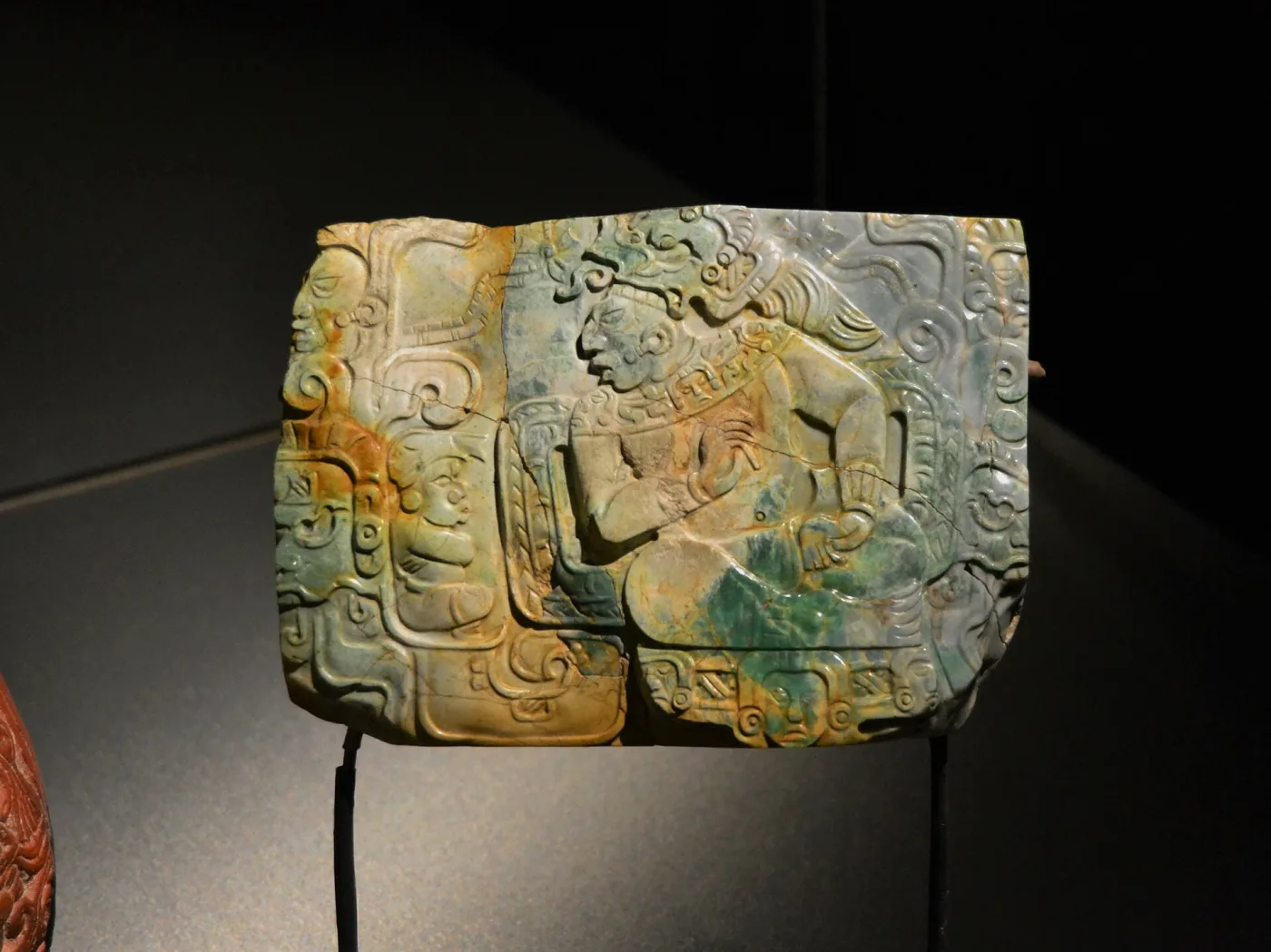Placa de jade de Nebaj en una colección de museo