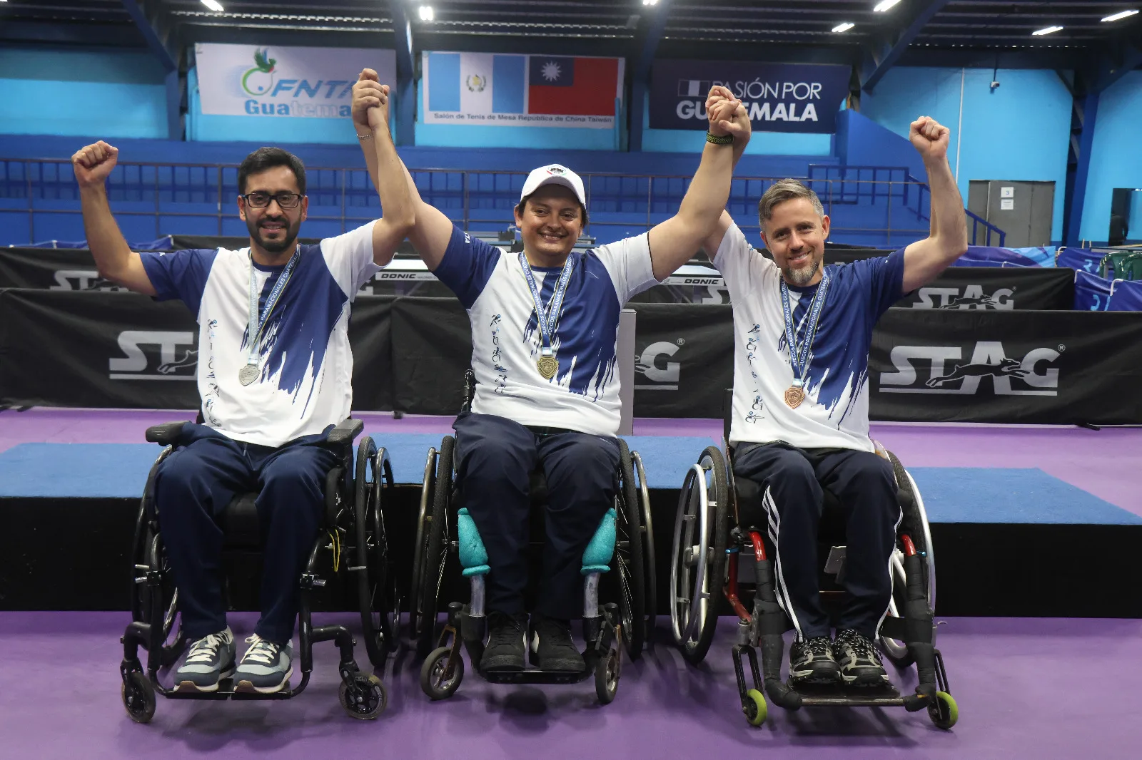 Paratletas en silla de ruedas durante una de las competencias inaugurales de los Juegos Paranacionales 2026