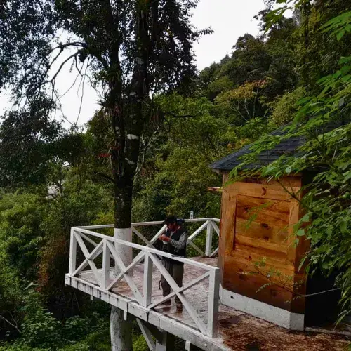Mirador con cabaña y bosque en el Parque Ecológico Kyaq K’ix