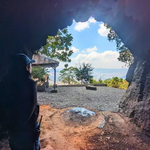 Persona observa el paisaje desde una cueva del Parque Ecológico Kyaq K’ix