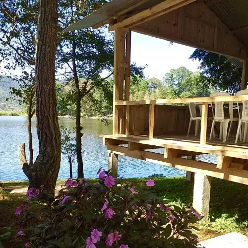 Rancho de madera junto a la Laguna Chichoj