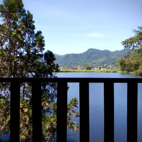 Vista de la Laguna Chichoj desde un espacio de descanso