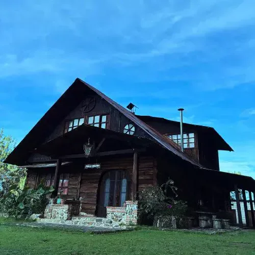 Cabaña de madera en el entorno de Laguna Chichoy