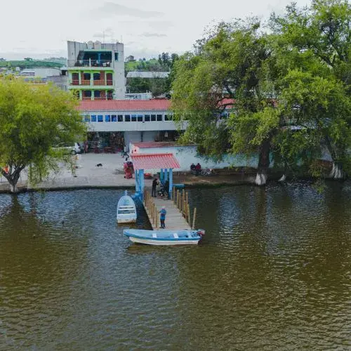 Muelle y lanchas en la Laguna Las Garzas de San Antonio Ilotenango