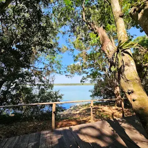 Puente de madera y orilla de la Laguna Petexbatún en Sayaxché