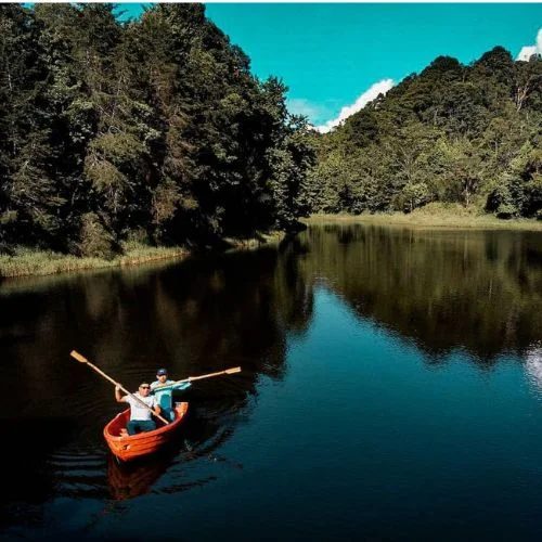 Personas remando en una canoa sobre la Laguna Shangri-La