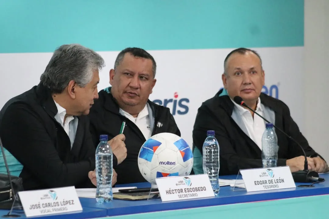 Héctor Escobedo y Edgar de León durante la asamblea de Liga Nacional para el sorteo del Apertura 2026-2027