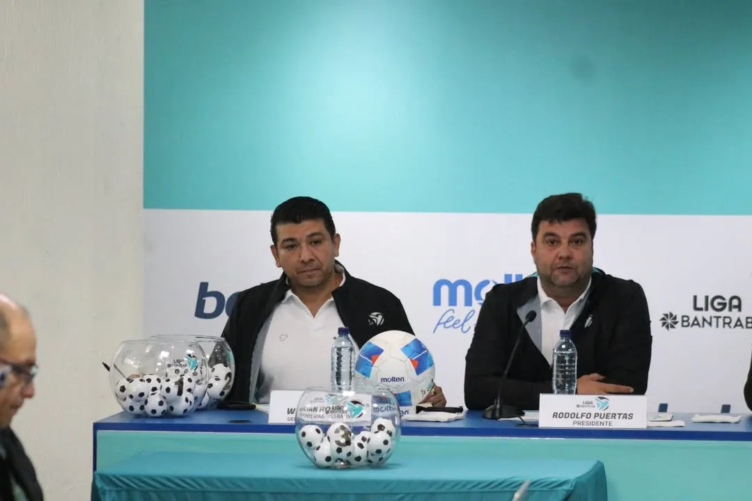 Urnas de sorteo y directivos de Liga Bantrab durante la asamblea del Apertura 2026-2027