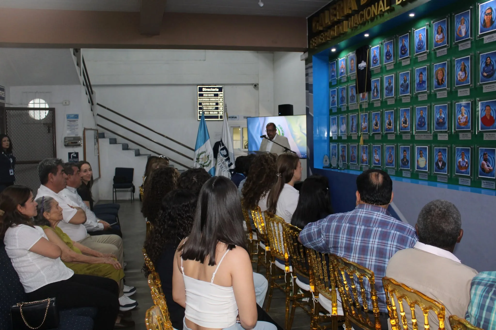 Imagen oficial adicional del acto en el que Lola Satre fue incorporada a la Galería de Récords del Atletismo Guatemalteco