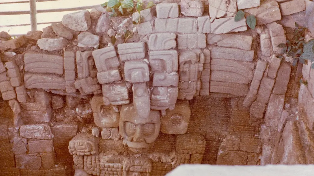 Friso de piedra con la figura de una deidad maya en el sitio arqueológico de Quiriguá