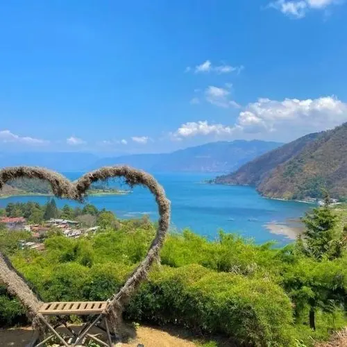Plataforma con forma de corazón y vista al Lago de Atitlán en Los Cipreses Camping