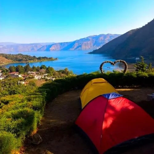 Tienda de campaña frente al Lago de Atitlán en Los Cipreses Camping