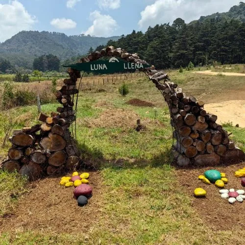 Arco de madera y paisaje de montaña en Luna Llena Parque de Montaña