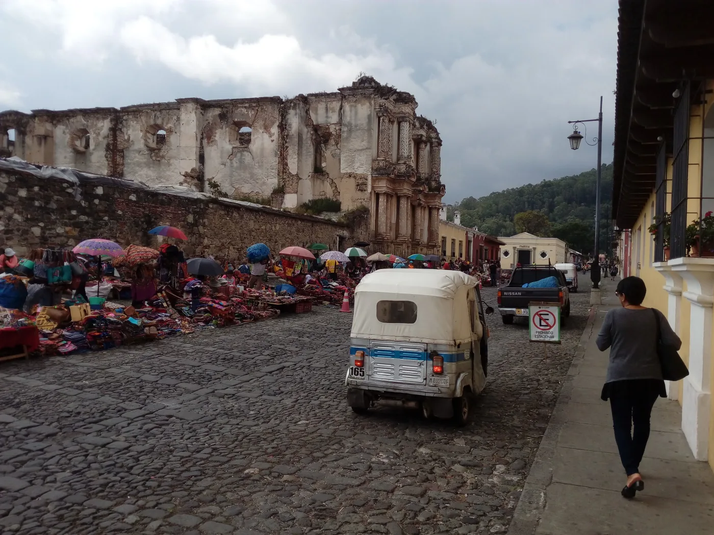 Mercado de artesanías en Guatemala usado como imagen contextual para la guía