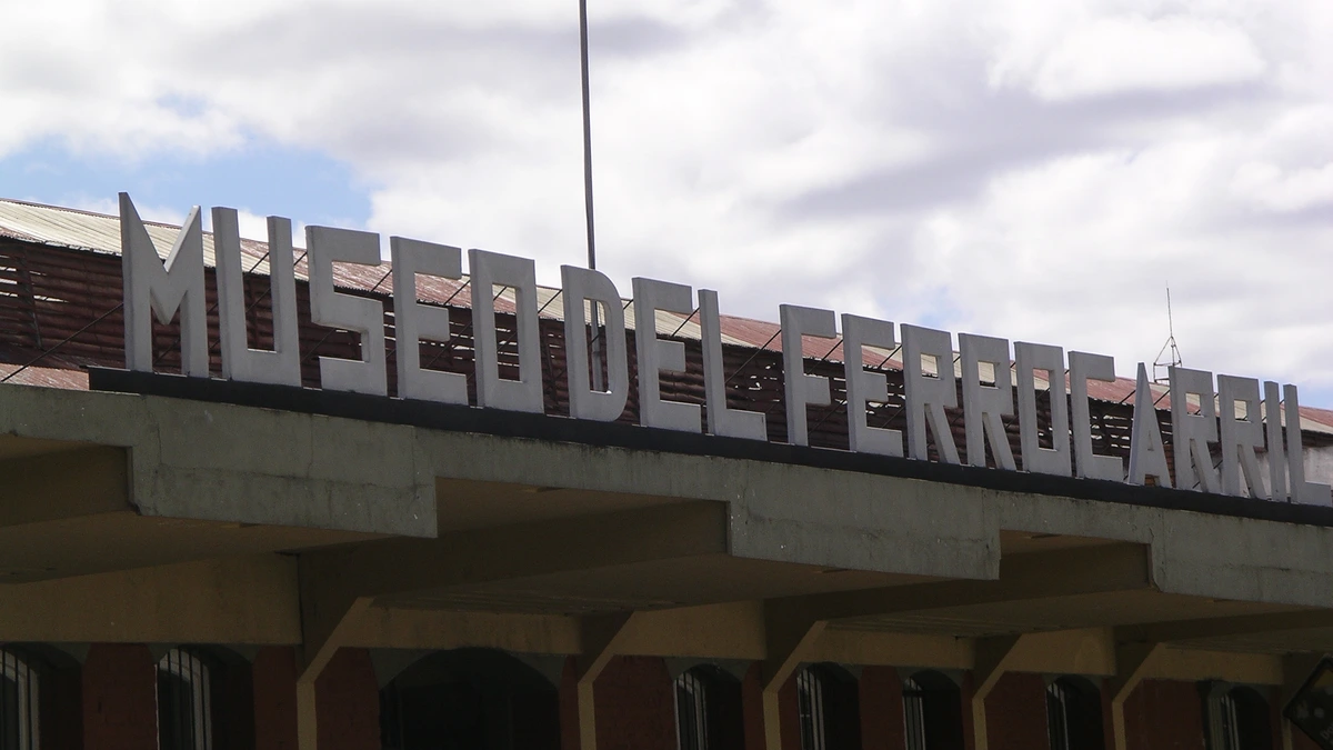 Rótulo con letras blancas que dice Museo del Ferrocarril sobre el techo de la antigua estación central de trenes