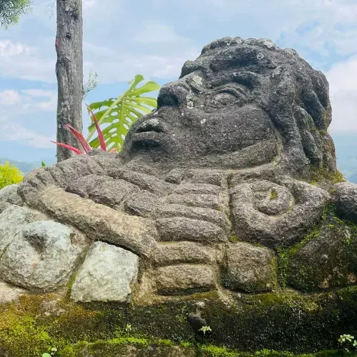 Escultura de piedra conservada en el Mirador Chuitinamit