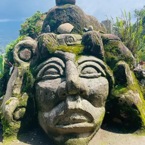 Rostro tallado en piedra en el sitio arqueológico Chuitinamit