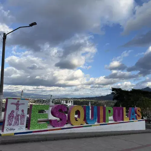 Letras de Esquipulas y paisaje desde el mirador