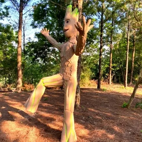 Escultura de Groot entre los árboles del Mirador El Recuerdo