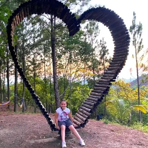 Corazón de madera y área de descanso en el Mirador El Recuerdo
