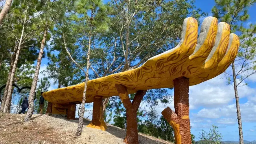 Mirador con forma de mano gigante en El Recuerdo, Poptún