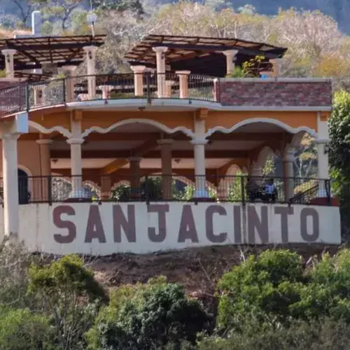 Estructura del Mirador La Cruz con la cruz de San Jacinto