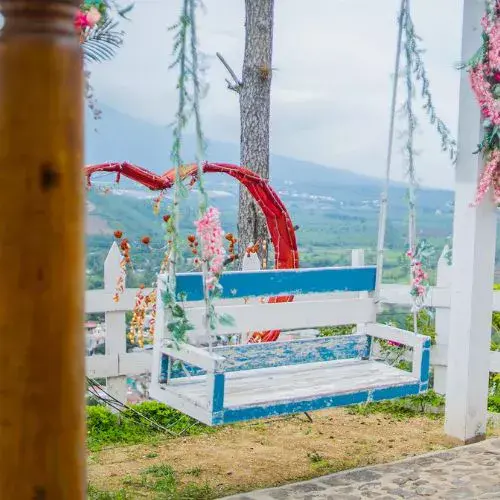 Columpio decorado con paisaje de montaña en el Mirador Parque Jerusalén