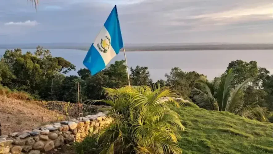 Mirador San Román Jobompiche: guía de vistas al Lago Petén Itzá