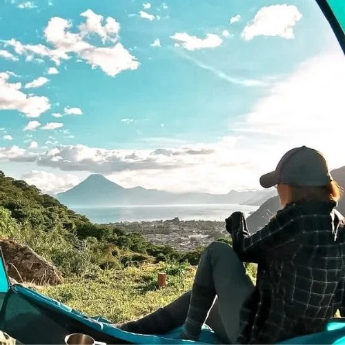 Persona contemplando el Lago de Atitlán desde el Mirador Xecumuc
