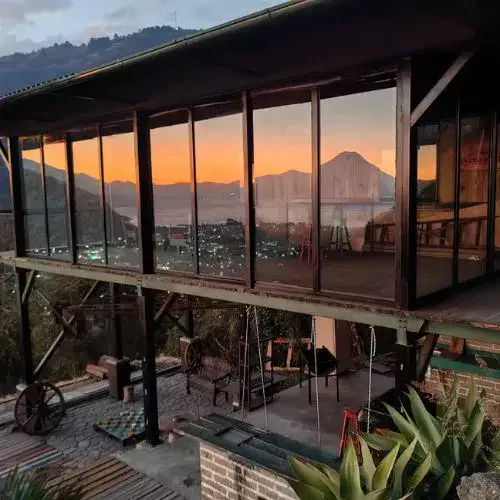 Cabaña de cristal del Mirador Xecumuc iluminada al atardecer