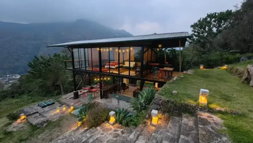 Cabaña de cristal del Mirador Xecumuc frente al Lago de Atitlán