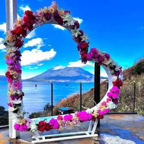 Estructura en forma de corazón con vista al Lago de Atitlán en el Mirador Xepo’j