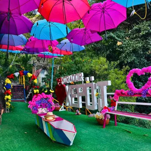 Área decorada con sombrillas y letras en el Mirador Xepo’j