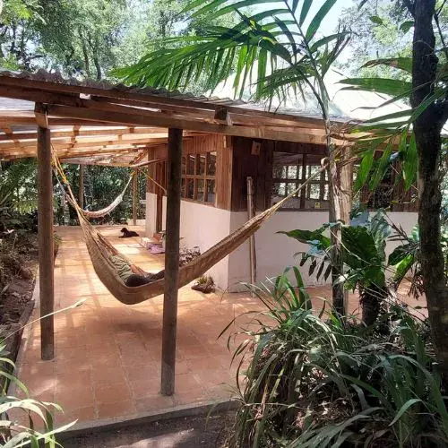 Cabaña con hamacas en medio de la naturaleza de Montaña La Negra