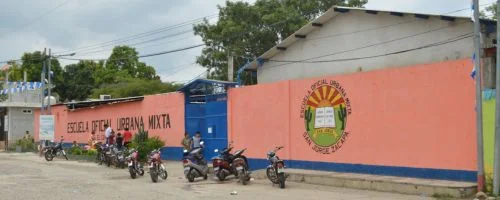 Escuela de San Jorge, Zacapa, con mural municipal